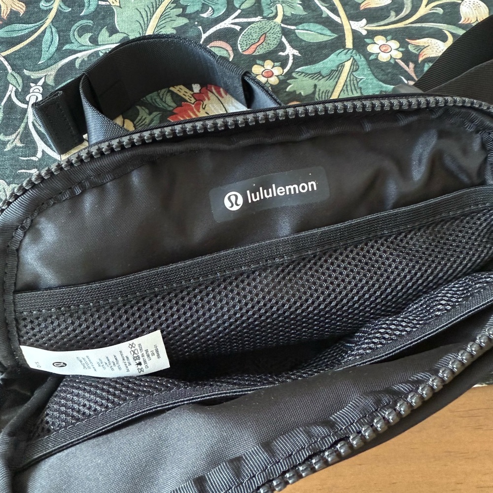 Lululemon Black Everywhere Belt Bag - Picture 3 of 4